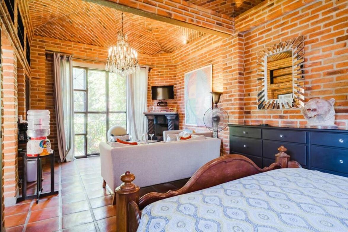 Enjoy Ac In The Queen'S Suite At Inn Ахихик Экстерьер фото