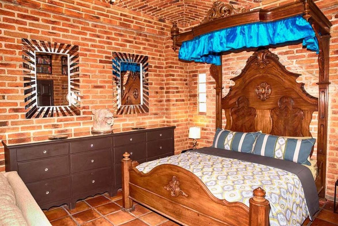 Enjoy Ac In The Queen'S Suite At Inn Ахихик Экстерьер фото
